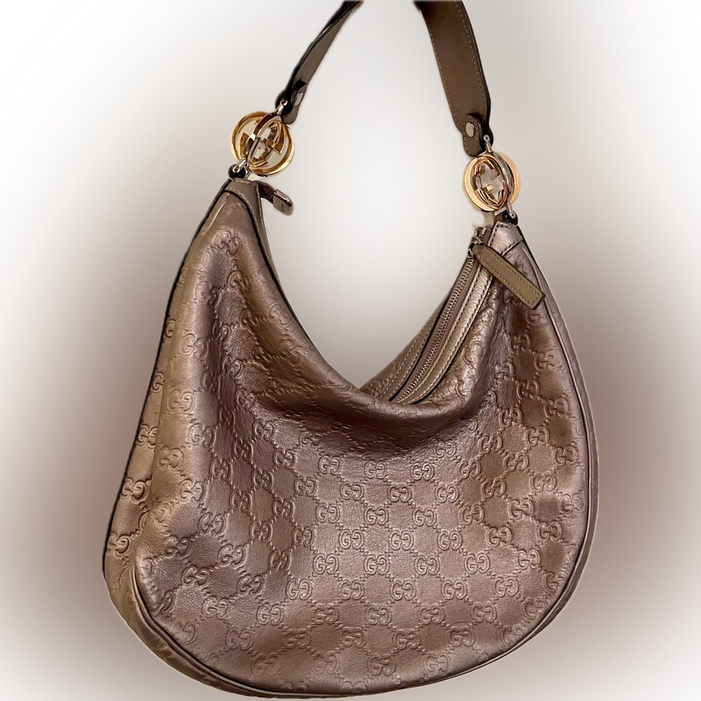 Unique Gucci shoulder bag with leather sample